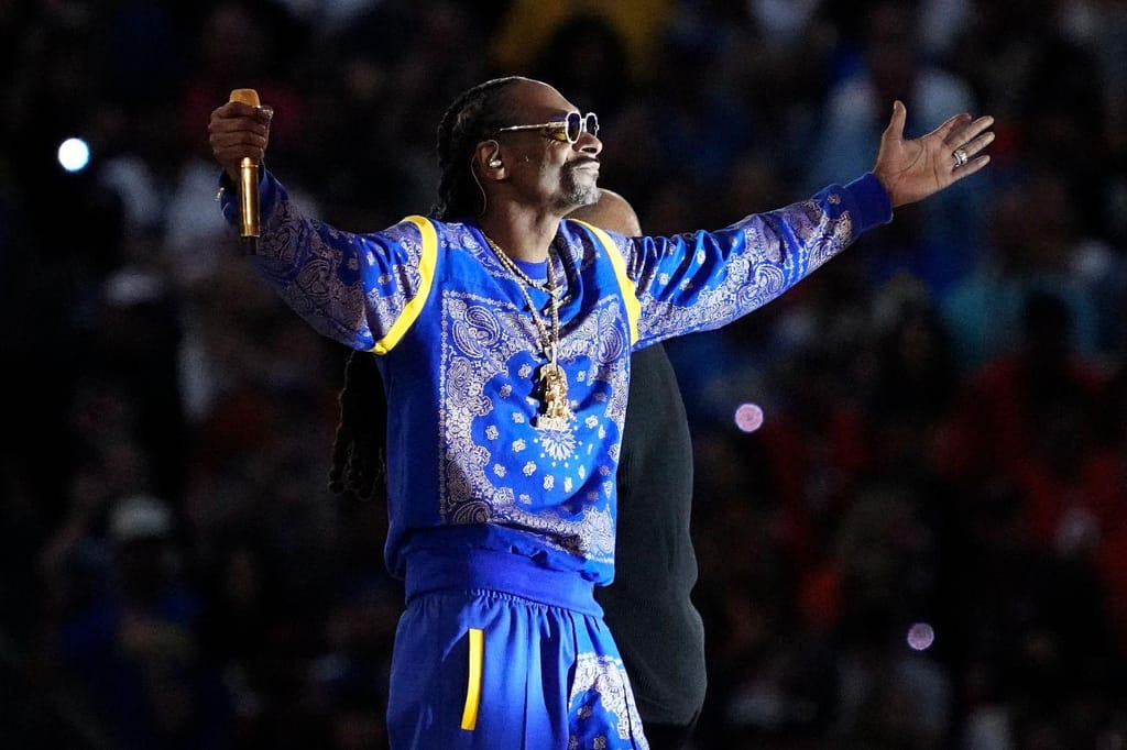 A atuação de Snoop Dogg durante o intervalo do Super Bowl (AP Photo/Tony Gutierrez e Elaine Thompson)