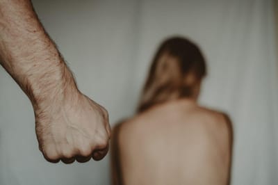 Metade dos que usam pulseiras eletrónicas responde pelo crime de violência doméstica - TVI