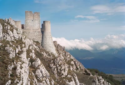 Estas fotografias impressionantes revelam uma nova perspectiva dos antigos castelos europeus (e um deles é português) - TVI