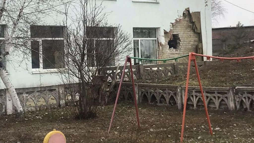 Estragos após alegado bombardeamento que atingiu jardim de infância em Luhansk (AP)
