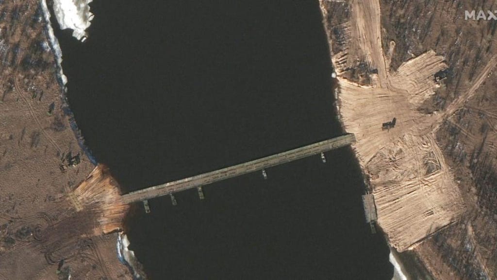 Imagens de satélite mostram ponte flutuante sobre rio próximo da Ucrânia (Maxar Technologies)