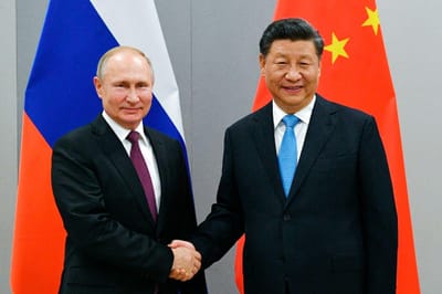 Putin e Xi escrevem artigos de jornais: um sente-se "grato", o outro sente-se "imparcial" - TVI