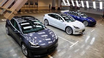Carros da Tesla investigados após relatos de travagens inesperadas - TVI