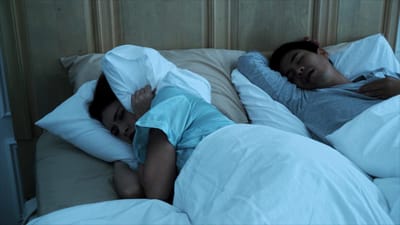 Apneia do sono e ressonar: 8 sinais de alerta a que deve prestar atenção - TVI