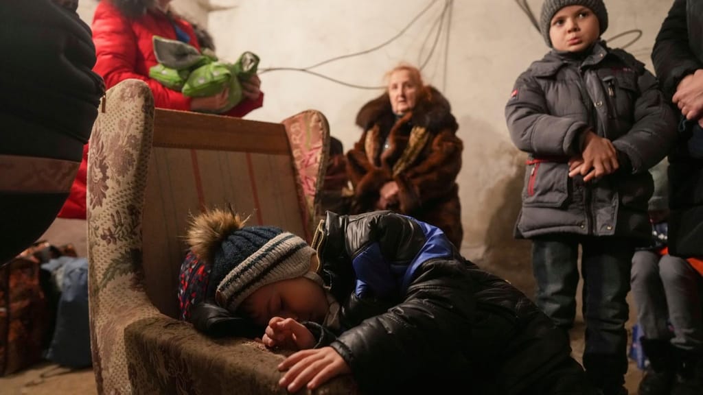 O interior de um abrigo em Mariupol, na Ucrânia. Foto: Evgeniy Maloletka/AP