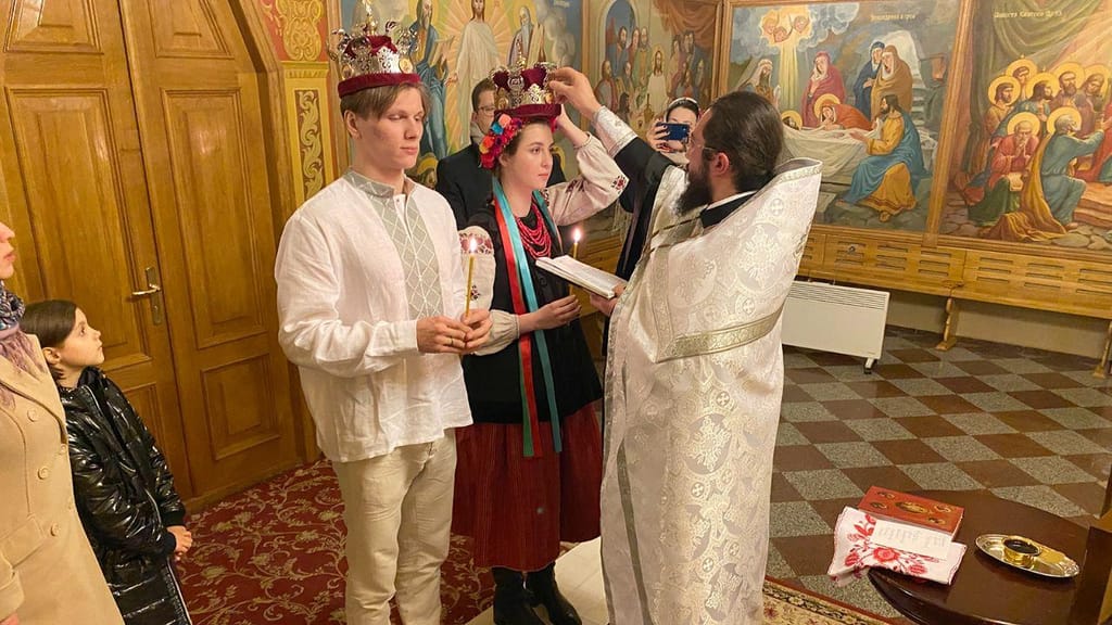 Yaryna Arieva e o seu companheiro Sviatoslav Fursin casaram-se ao som das sirenes de raides aéreos (CNN)
