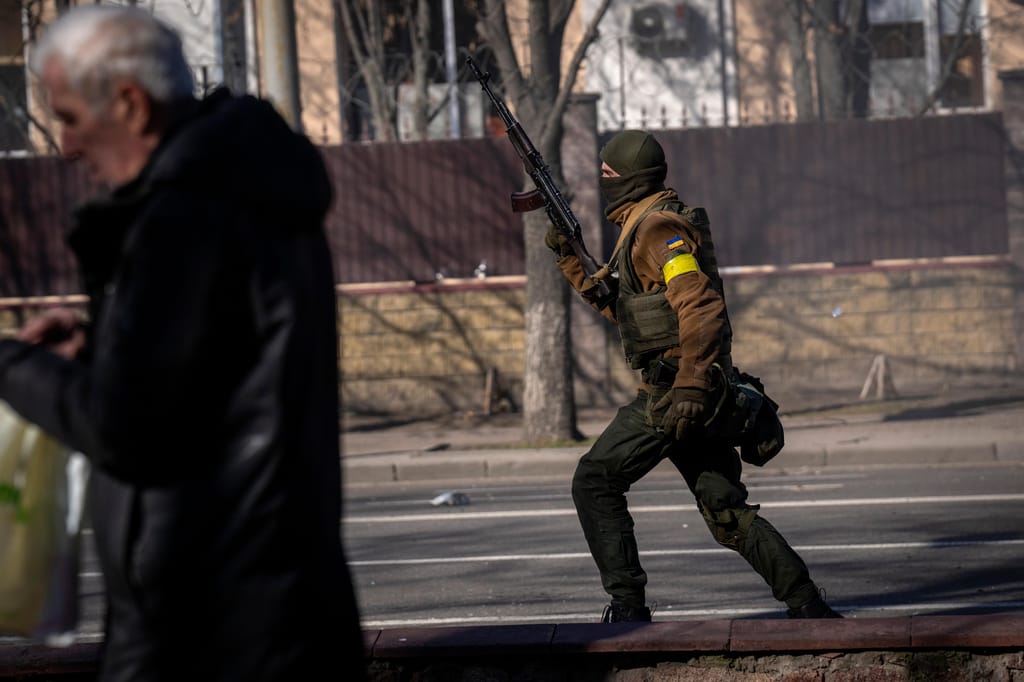 Clima de tensão em Kiev, entre destroços (AP Photo/Emilio Morenatti)