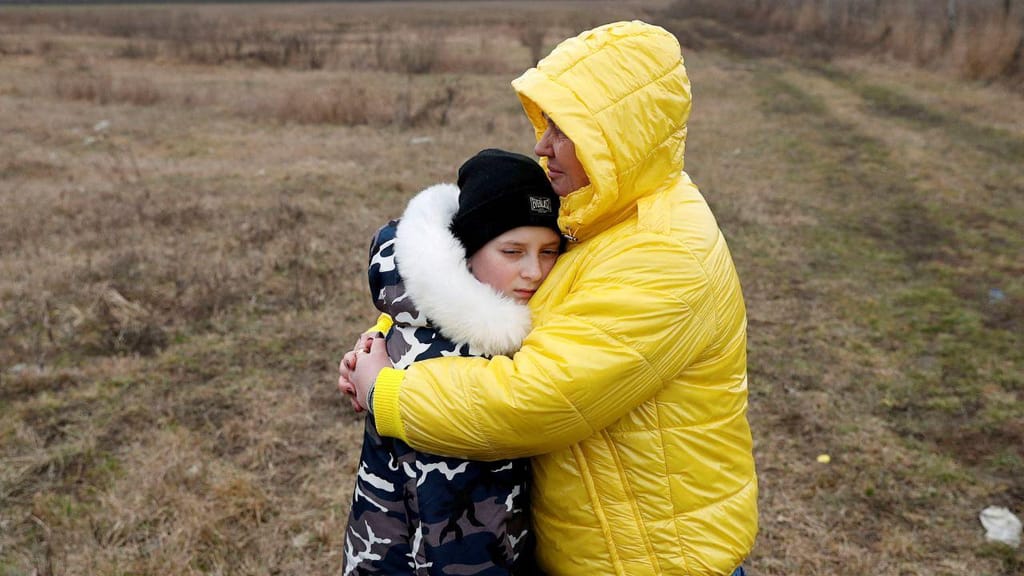 Nataliya Ableyeva conforta os filhos de uma desconhecida (Reuters)