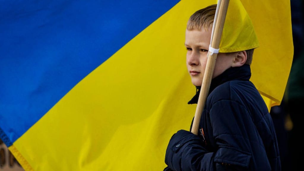 Criança durante manifestação pela Ucrânia (Getty Images)