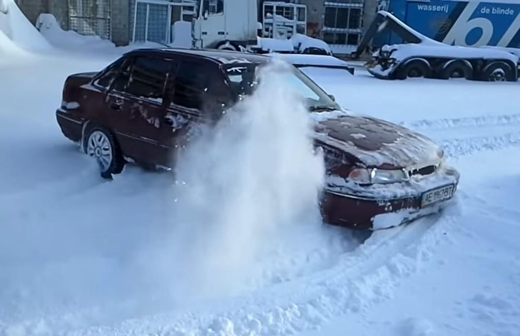 Daewoo Nexia enfrenta a neve (captura YouTube)