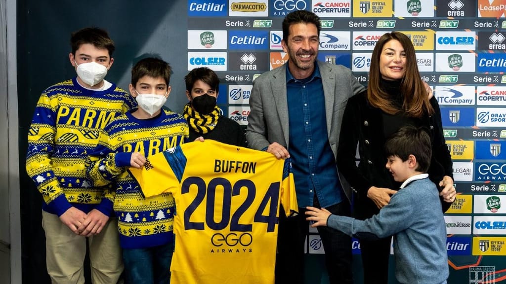 Buffon, acompanhado pela família, renovou com o Parma até 2024