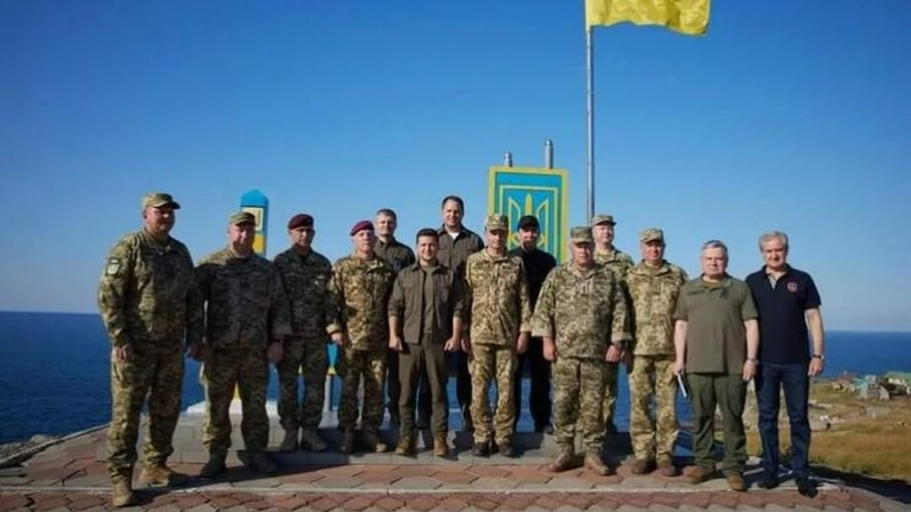 Militares da ilha de Zmiinyi (Instagram: ukraine.ua)