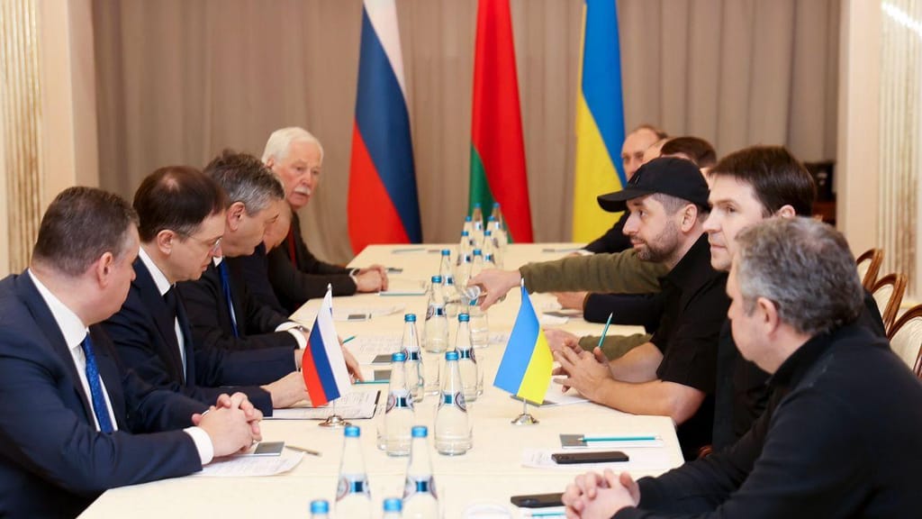 Negociações entre a delegação de diplomatas russos e ucranianos na Bielorrússia (Sergei Kholodilin/BelTA Pool Photo via AP)
