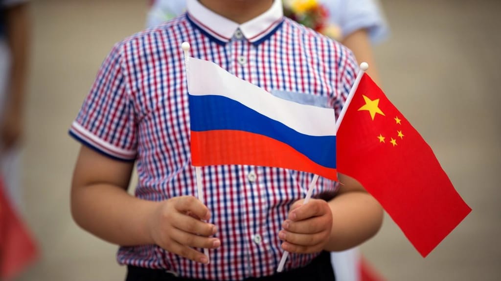 Bandeiras da Rússia e da China. Foto: AP