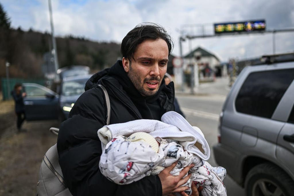 Refugiados vindos da Ucrânia esperam ao frio para passar fronteira (Getty Images)