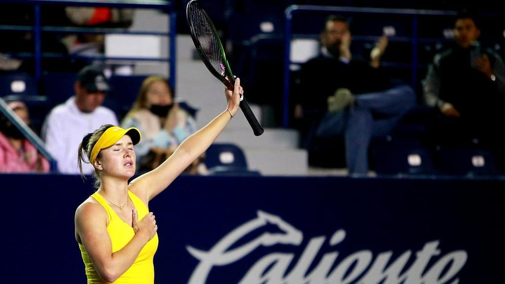 Elina Svitolina emocionou-se após a vitória sobre a russa Anastasia Potapova, que competiu sob bandeira neutra (Getty Images)