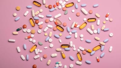 É perigoso tomar Ben-u-ron fora do prazo? E um antibiótico? Devemos guardar os medicamentos na casa de banho? Os riscos e os conselhos para medicamentos que passaram da data ou que podem estar estragados - TVI