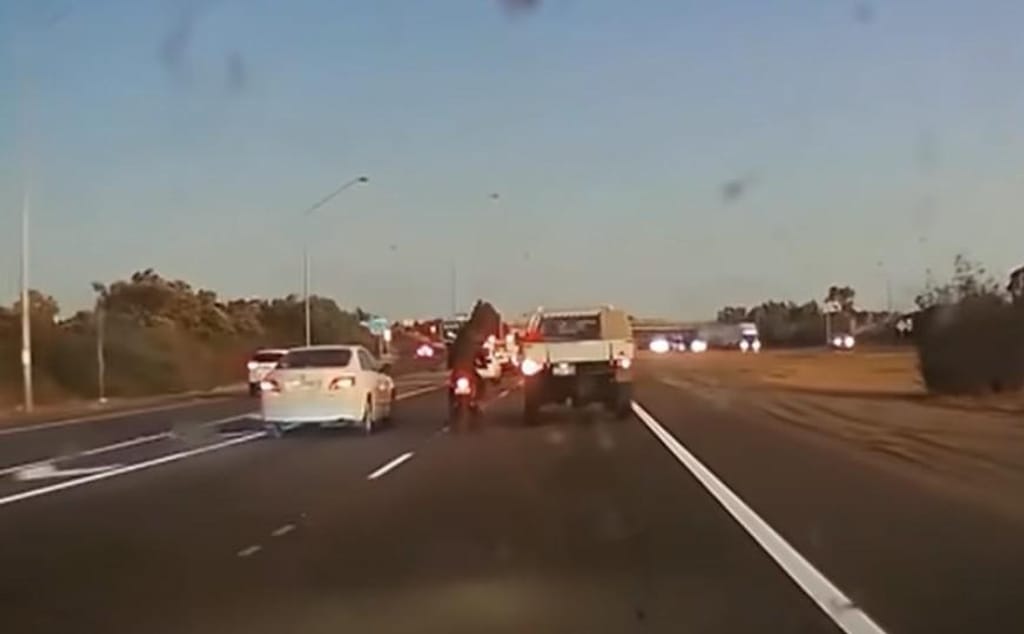 Acidente entre moto e pick-up (captura YouTube «Dash Cam Owners Australia»)