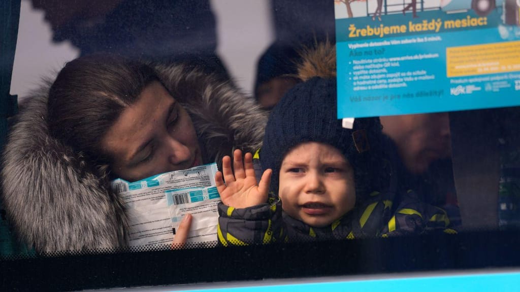 Refugiados da guerra na Ucrânia (AP Photo/Darko Vojinovic)