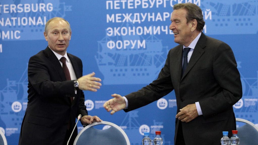 Vladimir Putin e Gerhard Schröder (Dmitry LovetskyGetty Images)