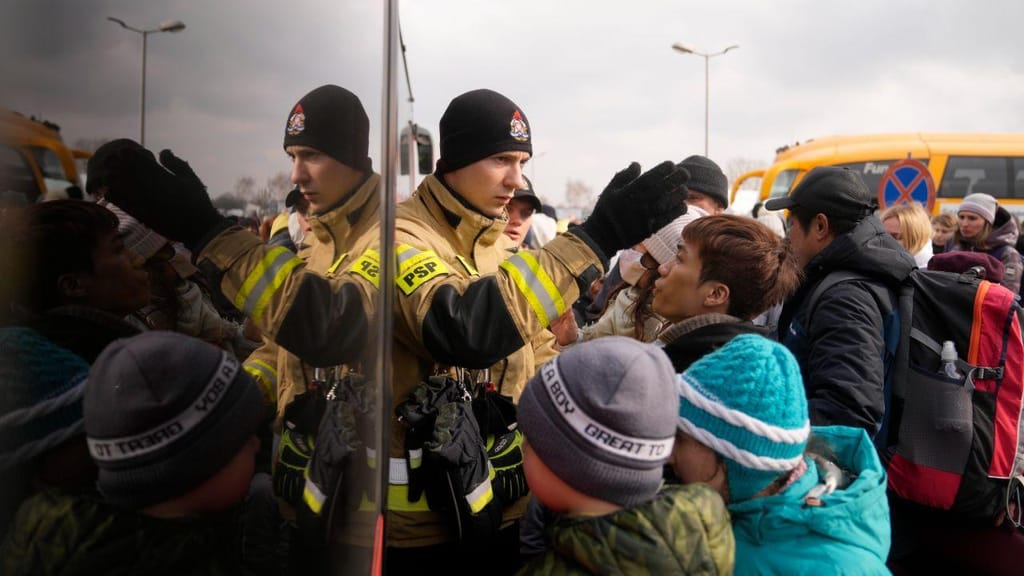 Refugiados da guerra na Ucrânia na fronteira com a Polónia (AP Photo/Markus Schreiber)