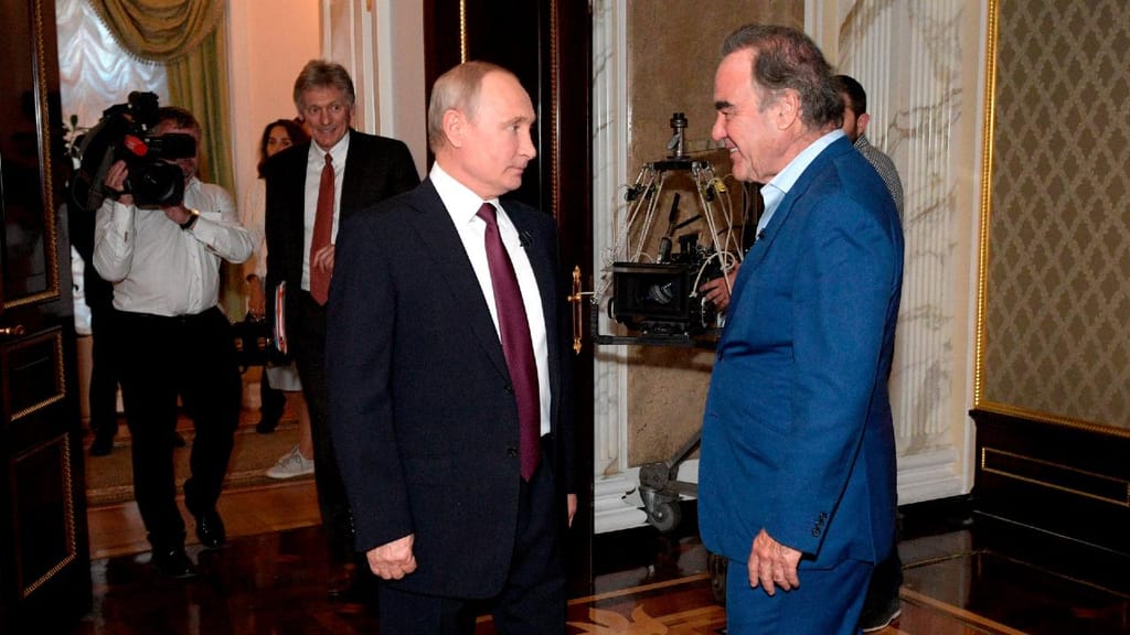 Vladimir Putin nos bastidores de uma entrevista com Oliver Stone (Alexei Druzhinin/AP)