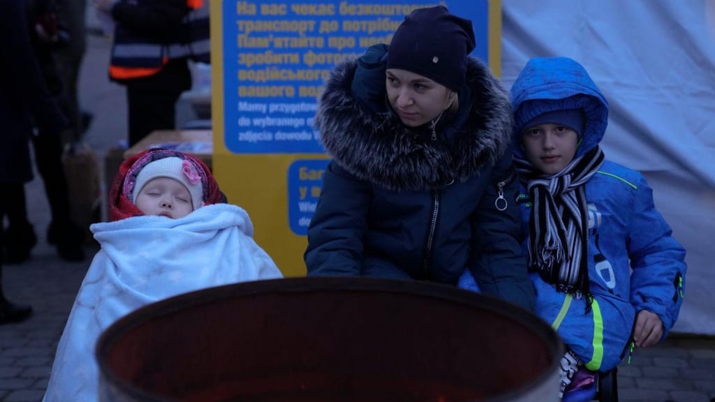 Refugiados da guerra na Ucrânia rumam à Polónia (AP Photo/Markus Schreiber)