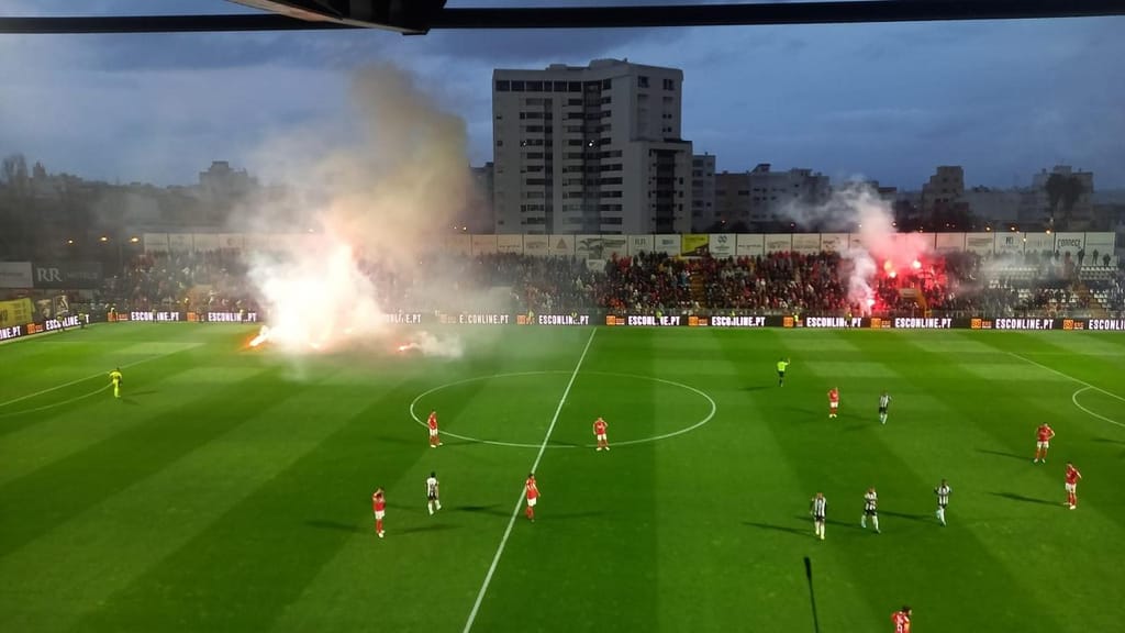 Tochas lançadas durante o Portimonense-Benfica (Foto:Pedro Lemos)