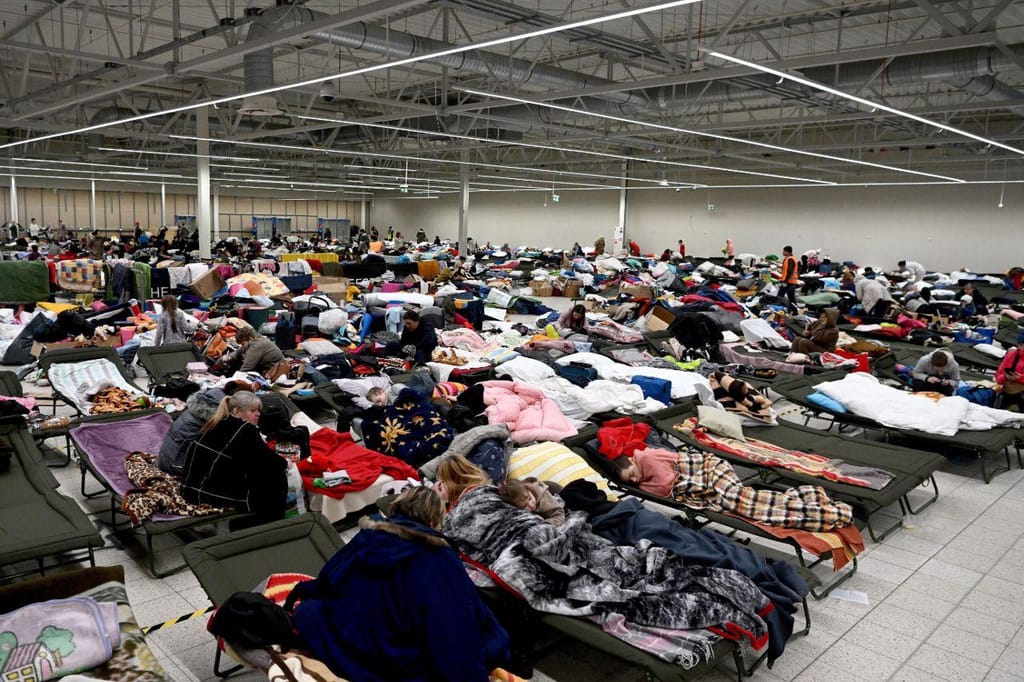 Refugiados na estação de comboios de Przemysl, na Polónia (Lusa/EPA)