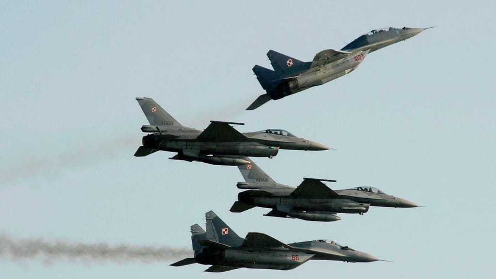 Dois MiG 29 e dois F-16 da Força Aérea Polaca num espetáculo aéreo