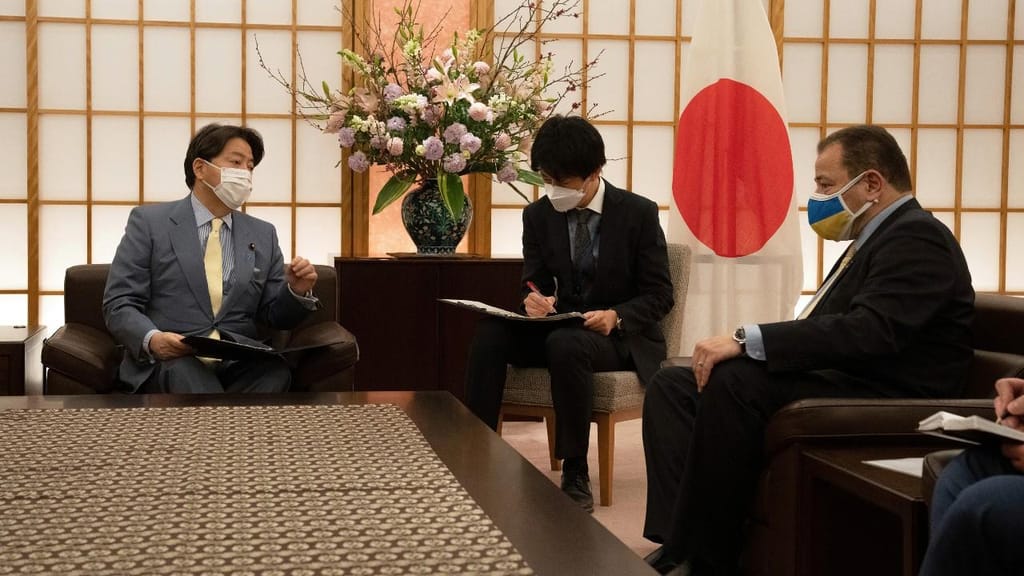 Ministro dos Negócios Estrangeiros do Japão, Yoshimasa Hayashi, e o embaixador da Ucrânia em Tóquio, Sergiy Korsunsky (AP)