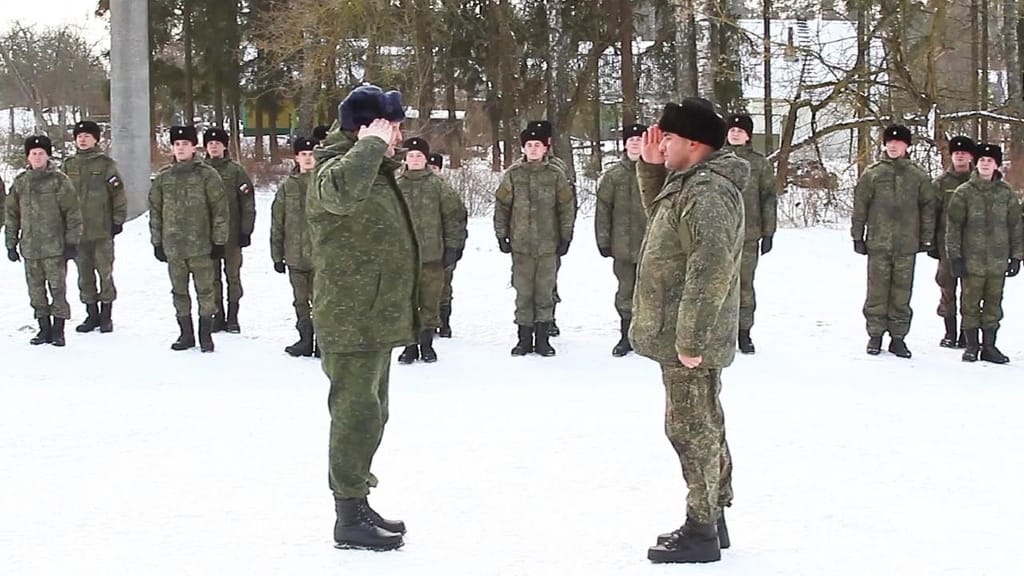 Soldados russos à chegada aos exercícios militares na Bielorrússia (Foto: Ministério da Defesa da Rússia via Getty Images)
