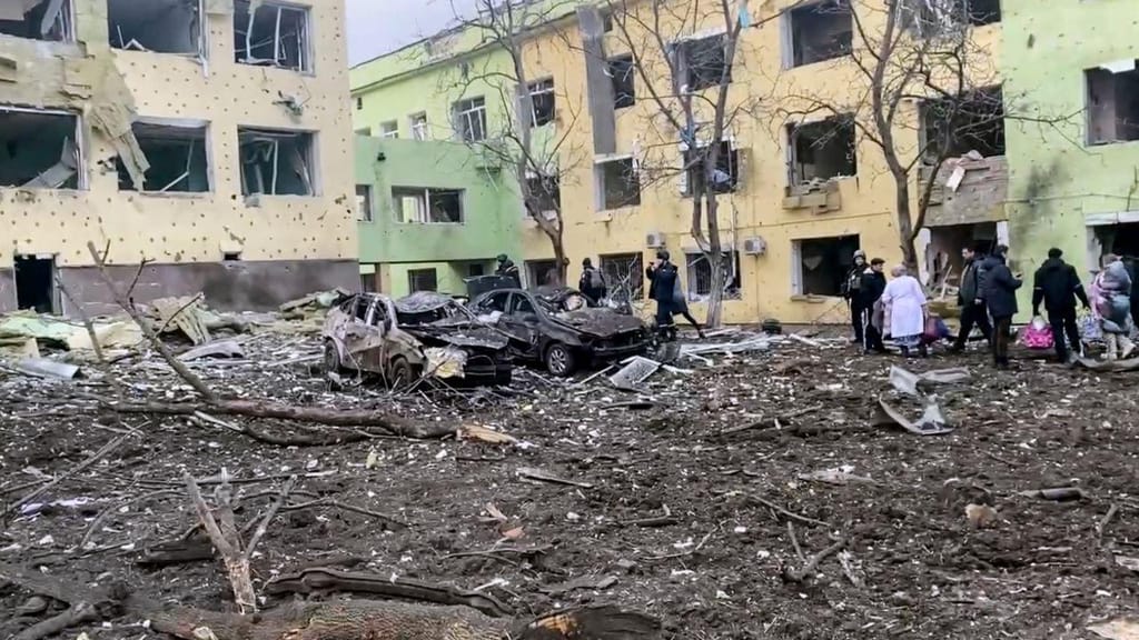 Hospital pediátrico de Mariupol fica completamente destruído na sequência de bombardeamentos (AP) 