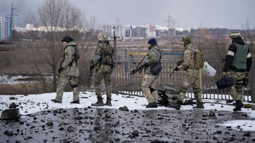 Militares em Irpin, Ucrânia. (AP Photo/Vadim Ghirda)