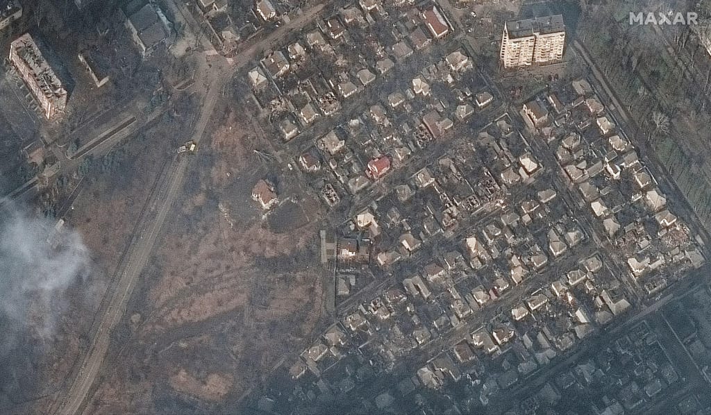 Zona residencial em Mariupol atingida pelos bombardeamentos. Foto: Imagens de satélite/2022 Maxar Technologies