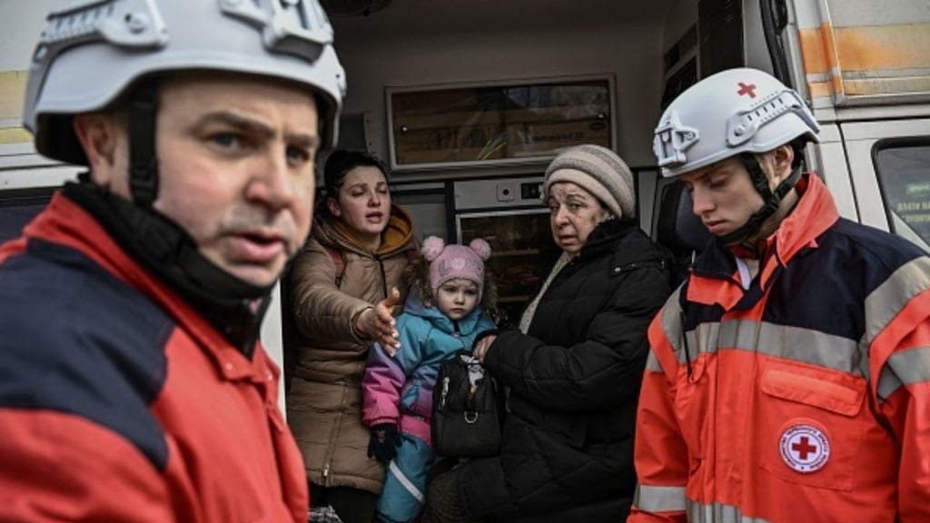 Membros da Cruz Vermelha na Ucrânia (Getty Images)