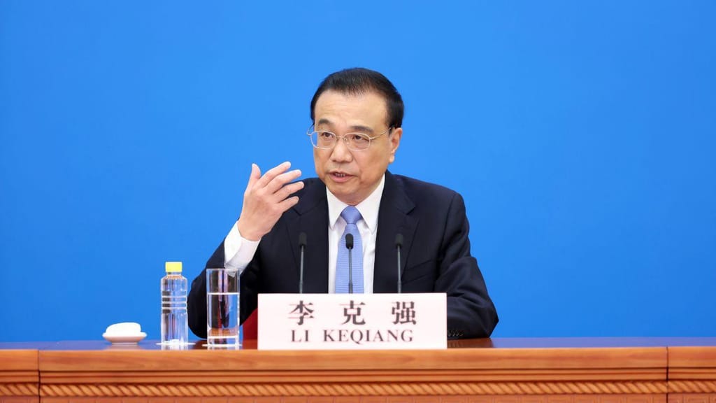 Primeiro-ministro chinês Li Keqiang fala durante uma conferência de imprensa após o final da sessão de encerramento da Assembleia Popular Nacional da China