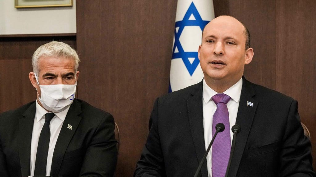 O primeiro-ministro de Israel, Naftali Bennett, preside a reunião semanal do gabinete, com o ministro das Relações Exteriores Yair Lapid, no gabinete do primeiro-ministro em Jerusalém, a 20 de fevereiro (Getty Images)