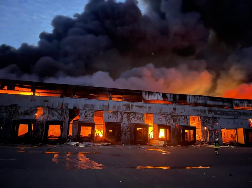 Fábrica de congelados atingida pelos bombardeamentos em Brovary (Ministério do Interior da Ucrânia)