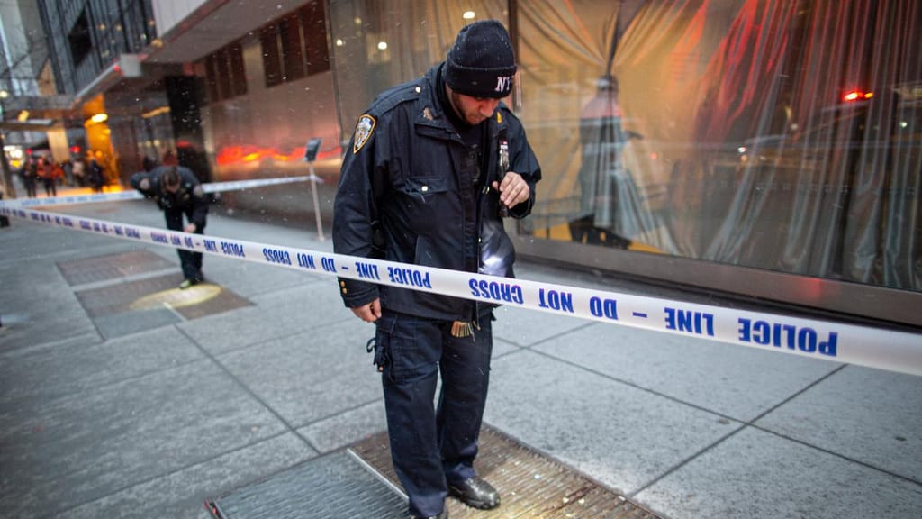 Polícia coloca fita de segurança após esfaqueamento no MoMA (Kena Betancur/Getty Images)