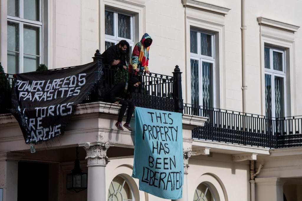 Manifestantes ocupam prédio do oligarca russo Oleg Deripsaka em Londres (Getty Images/Chris J Ratcliffe)