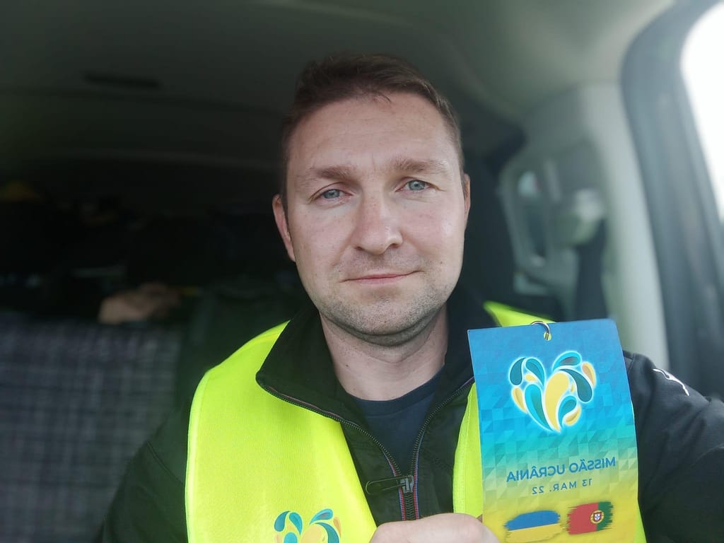Roman Tsap, 37 anos, é voluntário de uma missão humanitária que está a caminho da Polónia para trazer 350 ucranianos para Portugal