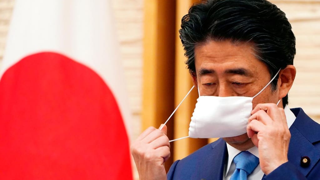 Depois de deixar a chefia do governo Shinzo Abe lidera a maior fação do PLD
