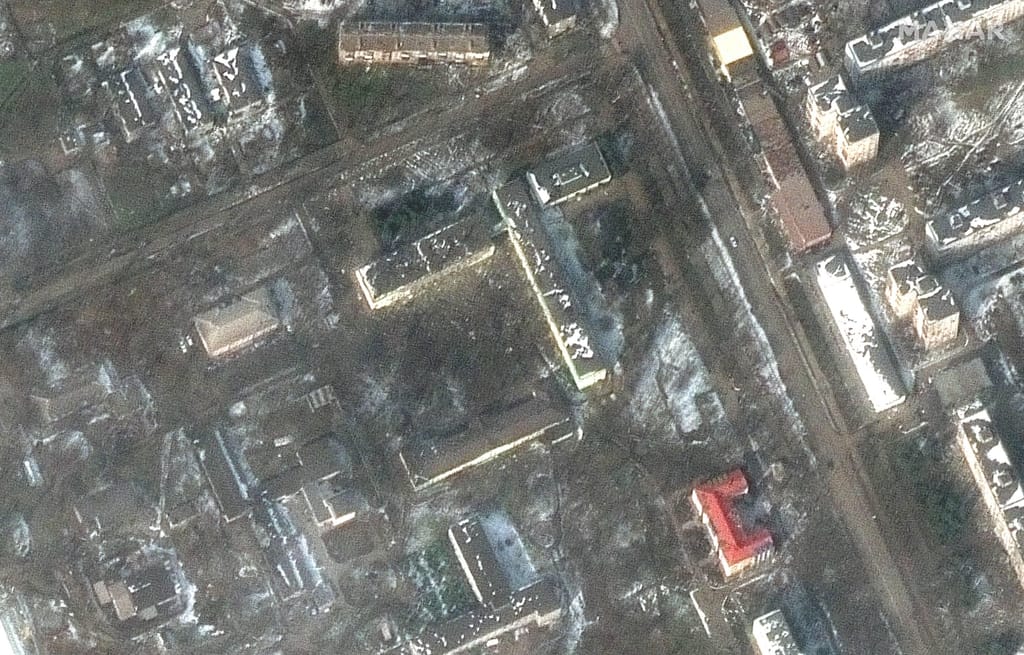 Zona do hospital de Mariupol depois do ataque. Foto: Imagem de satélite/Maxar Technologies