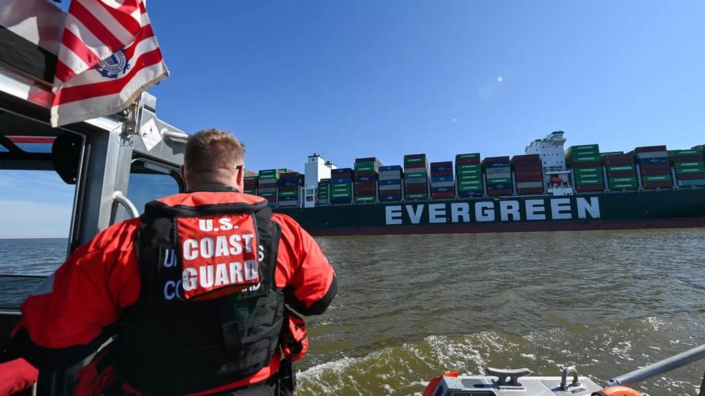 Navio da Evergreen encalha ao largo dos EUA (Guarda Costeira)
