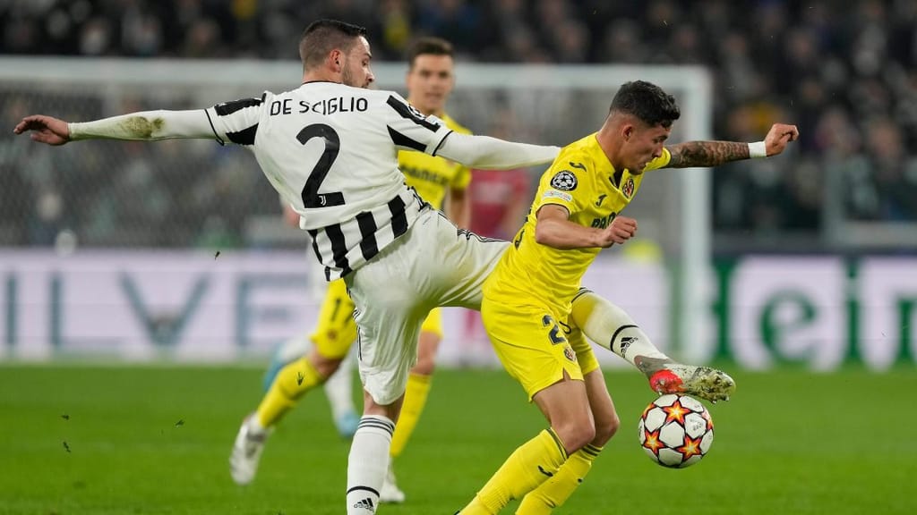 Mattia De Sciglio e Yeremi Pino no Juventus-Villarreal (Antonio Calanni/AP)