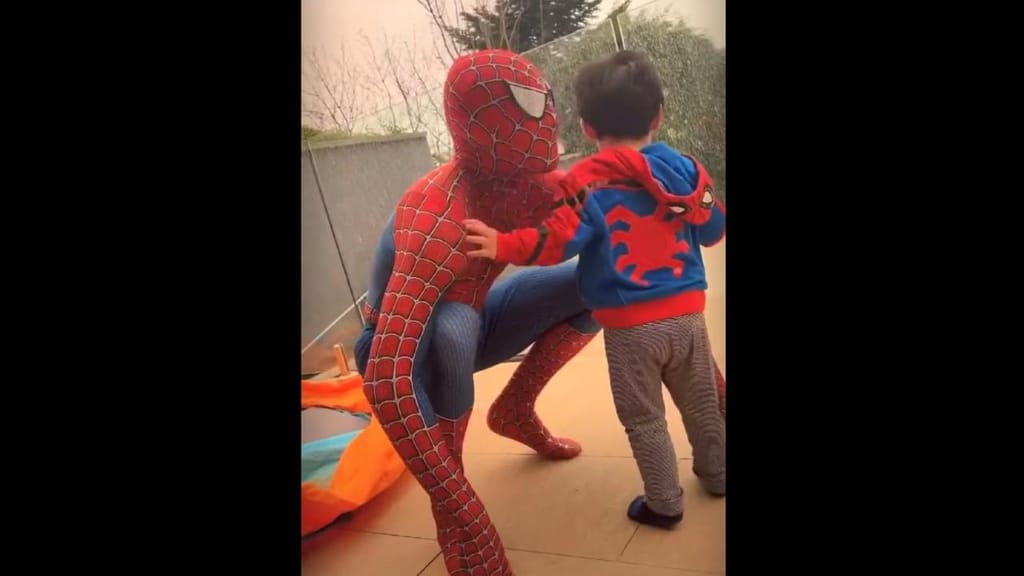 Lucas Paquetá disfarça-de de Homem-Aranha para surpreender o filho (vídeo/Instagram)