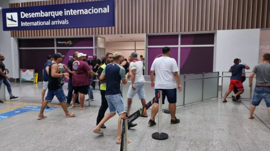 Adeptos do Fluminense invadem aeroporto e confrontam equipa (twitter/Ronald Liconln)
