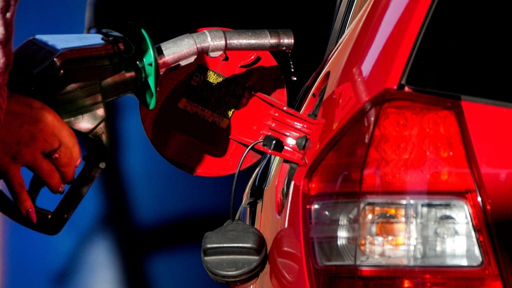 Preços dos combustíveis variam em até 56 cêntimos por litro. Há