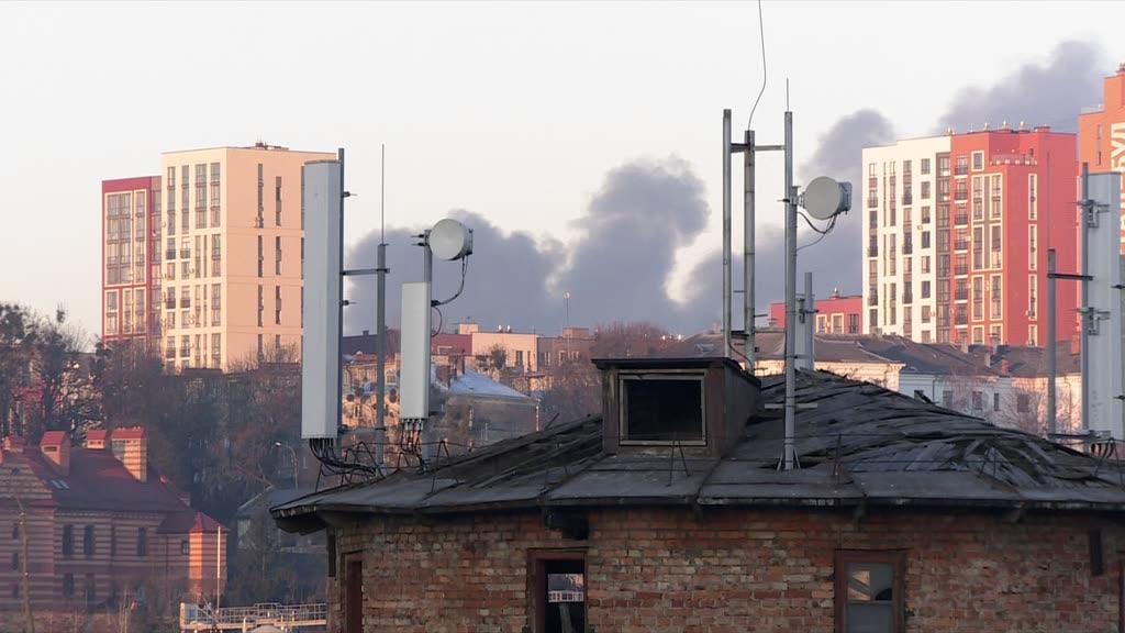 Pelo menos três explosões ouvidas na cidade de Lviv. Eis as imagens dos repórteres da CNN Portugal no local